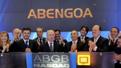 El presidente de la compañía española Abengoa, Felipe Benjumea (quinto por la izquierda), y el consejero delegado, Manuel Sánchez (quinto por la derecha), durante el estreno de la compañía en el mercado Nasdaq, en Nueva York