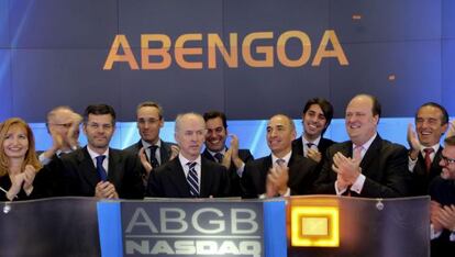 El presidente de la compa&ntilde;&iacute;a espa&ntilde;ola Abengoa, Felipe Benjumea (quinto por la izquierda), y el consejero delegado, Manuel S&aacute;nchez (quinto por la derecha), durante el estreno de la compa&ntilde;&iacute;a en el mercado Nasdaq, en Nueva York