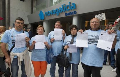 Afectados por las preferentes de Novagalicia Banco, ante la sede de Vigo.