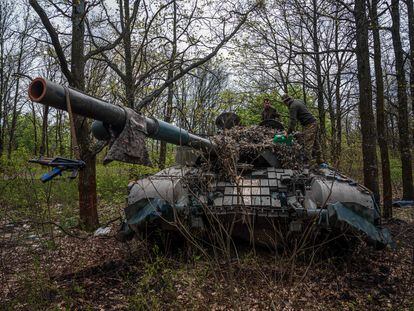 Soldados ucranios hacen sus tareas en un tanque en el frente de Bajmut este sábado.