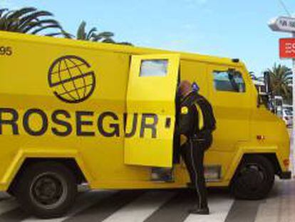 Un trabajador de Prosegur se sube a una furgoneta de la compañía.