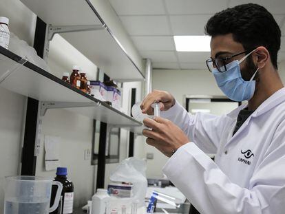Un empleado de la farmacéutica egipcia Eva Pharma, durante la producción de remdesivir.