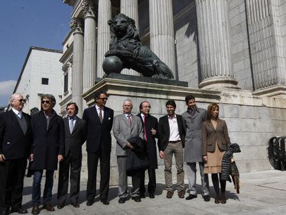 Varios toreros, frente al Congreso, donde han presentado medio millón de firmas para que los toros sean declarados Bien de Interés Cultural.