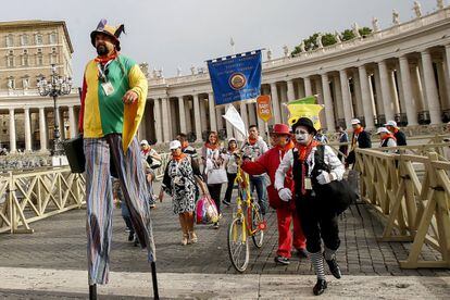 Artistas circenses desfilan en la plaza de San Pedro antes de ser recibidos en audiencia por el Papa.