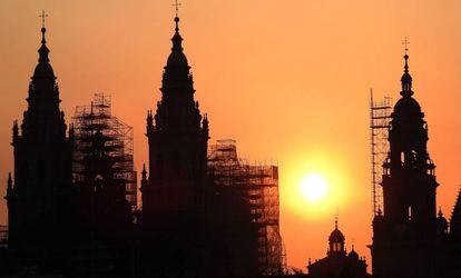 El sol sale sobre la catedral de Santiago de Compostela el pasado mi&eacute;rcoles 21 de junio.