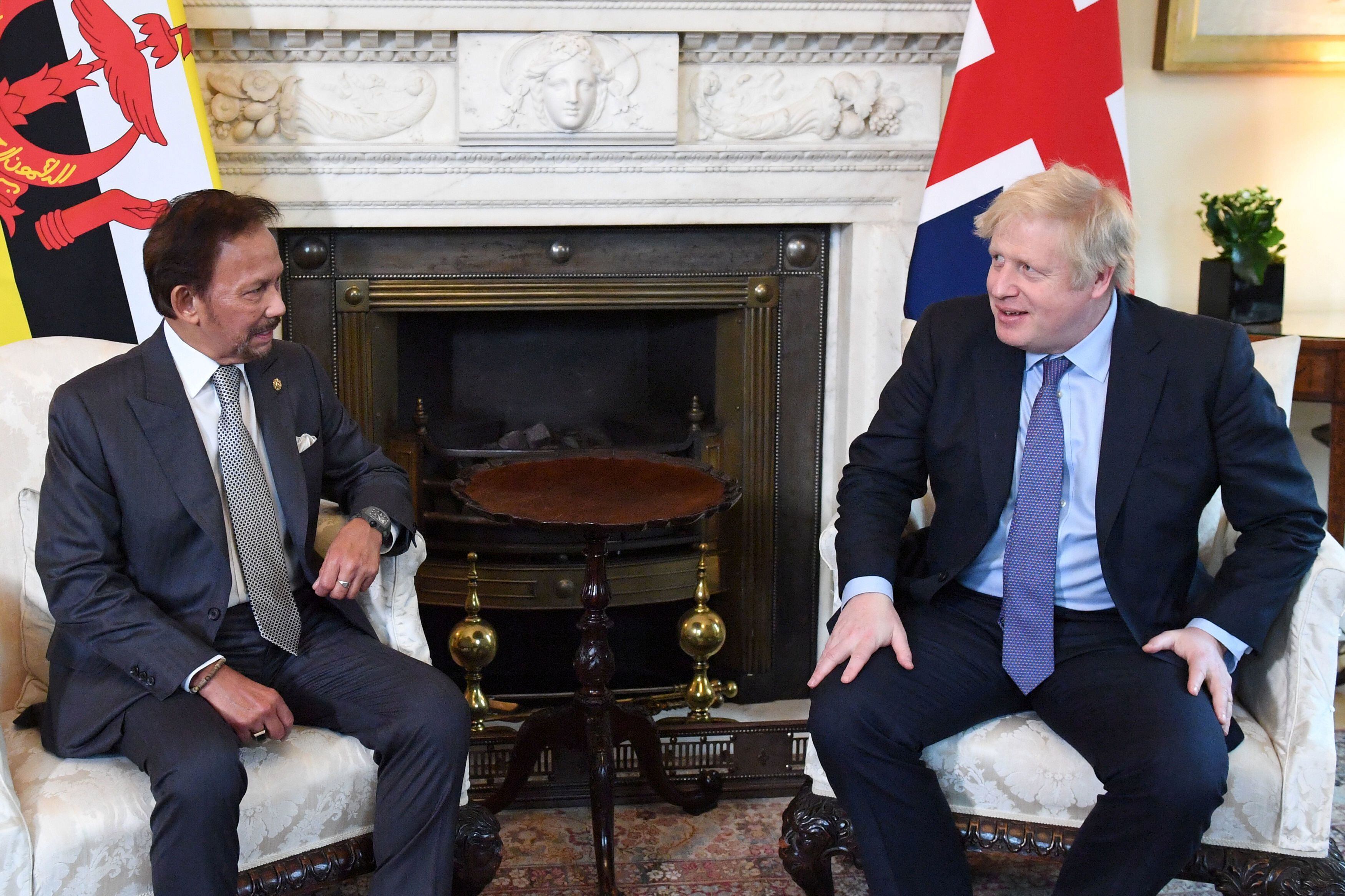 El sultán de Brunei, Hassanal Bolkiah, junto al primer ministro británico, Boris Johnson, durante una visita a Londres el pasado febrero. 