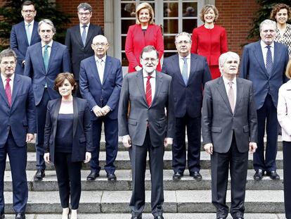 FOTO: El último gabinete de Mariano Rajoy posa en el Palacio de La Moncloa. / VÍDEO: Declaraciones de Rajoy, sobre los Presupuestos, desde Argelia.