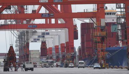 Un buque de carga en el puerto de Tokio (Japón).