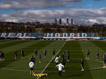 Solari se dirige a los jugadores del Madrid durante la última práctica.