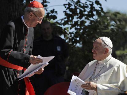 El papa Francisco junto al cardenal brasileño Claudio Hummes, este viernes en los jardines del Vaticano.