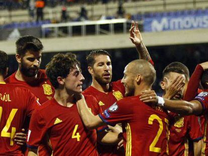 Los jugadores de Espa&ntilde;a felicitan a Thiago por su gol ante Albania.