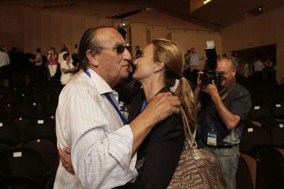 Carlos Fabra abraza a su hija Andrea al finalizar el congreso provincial del PP de Castell&oacute;n.