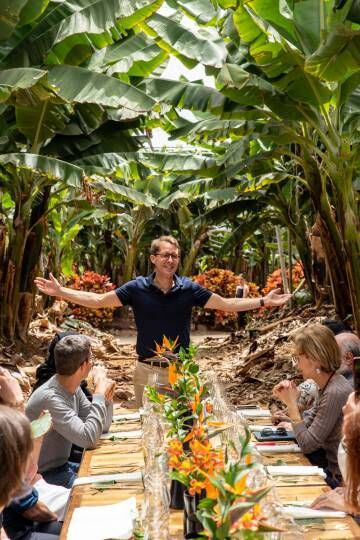 Vincent Chaperon da la bienvenida a los comensales en una bananera tinerfeña.