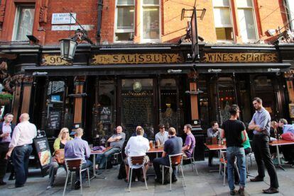 El <i>pub</i> Salisbury, cerca del Covent Garden y el West End, construido en 1892.