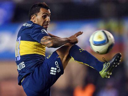 Carlos T&eacute;vez, durante un partido con el Boca Juniors.