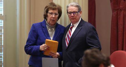 Los senadores estatales de California Lois Wolk y Bill Monning, coautores de la propuesta de ley de muerte digna, el martes en Sacramento.