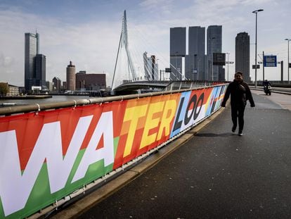 El puente Erasmus de Róterdam, decorado con títulos de canciones emblemáticas del festival de Eurovisión.