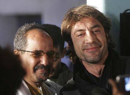 Javier Bardem, a la derecha, con Mohamed Abdelaziz.