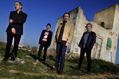 El grupo Surfin' Bichos, a la izquierda su líder, Fernando Alfaro.