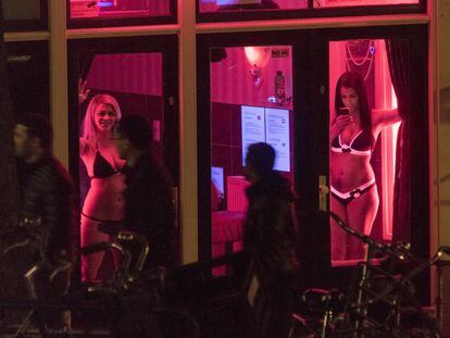 Uno de los establecimientos de prostituci&oacute;n del barrio rojo de Amsterdam.