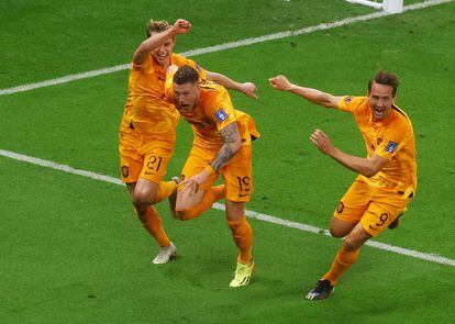 Wout Weghorst celebrates with his teammates the second goal of the Netherlands' comeback. 
