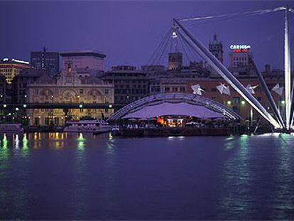 El puerto antiguo de Génova, con la estructura proyectada por el arquitecto Renzo Piano, y, al fondo, la gran torre cuadrada del teatro Carlo Felice, de Aldo Rossi.