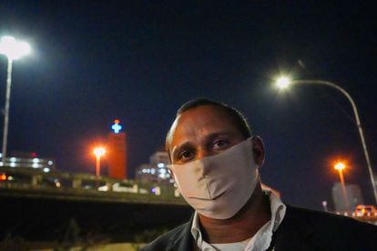 Marcos Xavier, de 35 años, fotografiado poco después de dejar un culto en São Paulo.