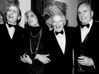 Susan Sontag, con Gay Talese (a su izquierda), Norman Mailer y Gore Vidal.  