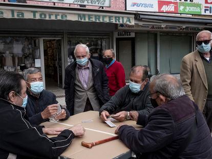 Un grupo de hombres jugaba a las cartas en la plaza de Quintana, en abril de 2021.