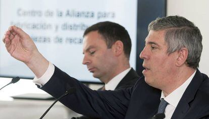 Los directivos de Nissan Alan Johnson y Jos&eacute; Vicente de los Mozos durante la rueda de prensa en &Aacute;vila.