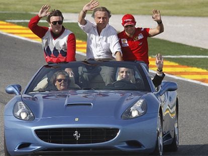 El presidente de la Generalitat, Francisco Camps, junto a Rita Barberá, llevan a Fernando Alonso, Montezemolo y Massa, durante la exhibición de la escudería italiana en Cheste.