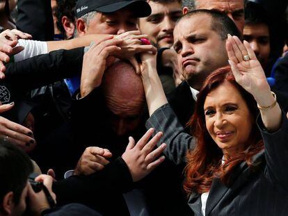 Cristina Fernández volvió a recibir el amor de sus seguidores y el oprobio de sus detractores.