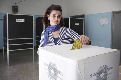 Laura Boldrini, presidenta de la Cámara de Diputados de Italia, vota en el referéndum del domingo.