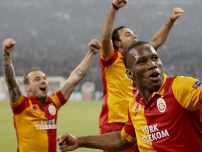 Sneijder, Inan y Drogba celebran la victoria ante el Schalke 04.