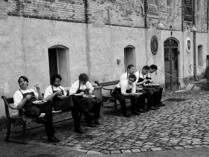 El equipo del Noma, tres veces el mejor del mundo, a las puertas del restaurante en Copenhague, Dinamarca