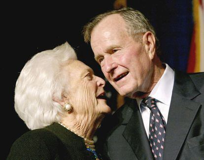 George Bush y su esposa Barbara, en un acto electoral en Miami (EE UU), el 5 de noviembre de 2002.