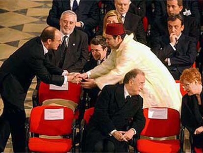 Los príncipes Alberto de Mónaco y Moulay Rachid de Marruecos se saludan durante el funeral.
