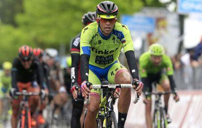 Alberto Contador cruza la meta de Jesolo el 46&ordm;, a 40s del ganador, en la bici de su compa&ntilde;ero Tosatto.