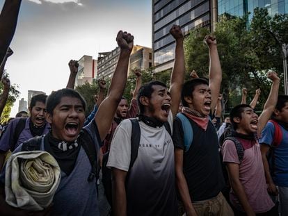Asistentes a la marcha por el noveno aniversario de la desaparición de los 43 estudiantes desaparecidos de Ayotzinapa, en Ciudad de México, el 26 de septiembre de 2023.