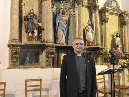 El guardia civil David Gonz&aacute;lez, ante el altar de la iglesia de Barbadillo (Salamanca), donde oficia la palabra los fines de semana.