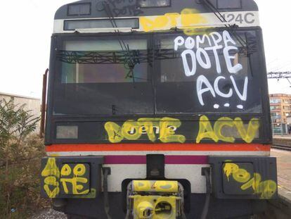 Tren afectat pels grafitis.