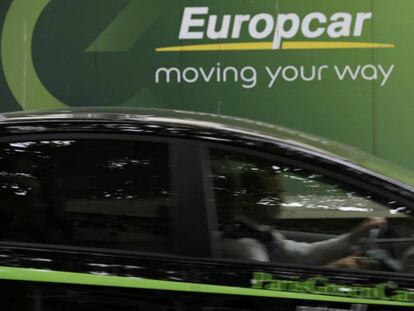 n conductor pasa junto a un cartel de Europcar en París. 