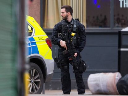 Un policía, este domingo en el sur de Londres tras un "incidente terrorista". En vídeo, imágenes del suceso.