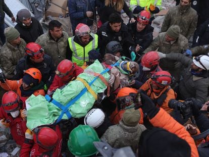 Sacan vivo a un hombre de entre los escombros cuatro días después del terremoto de Kahramanmaras, en Turquía, 10 de febrero.