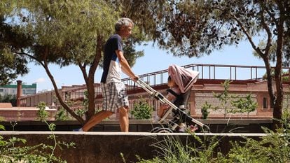 Un padre pasea con su hija por las calles de Madrid, este miércoles.
