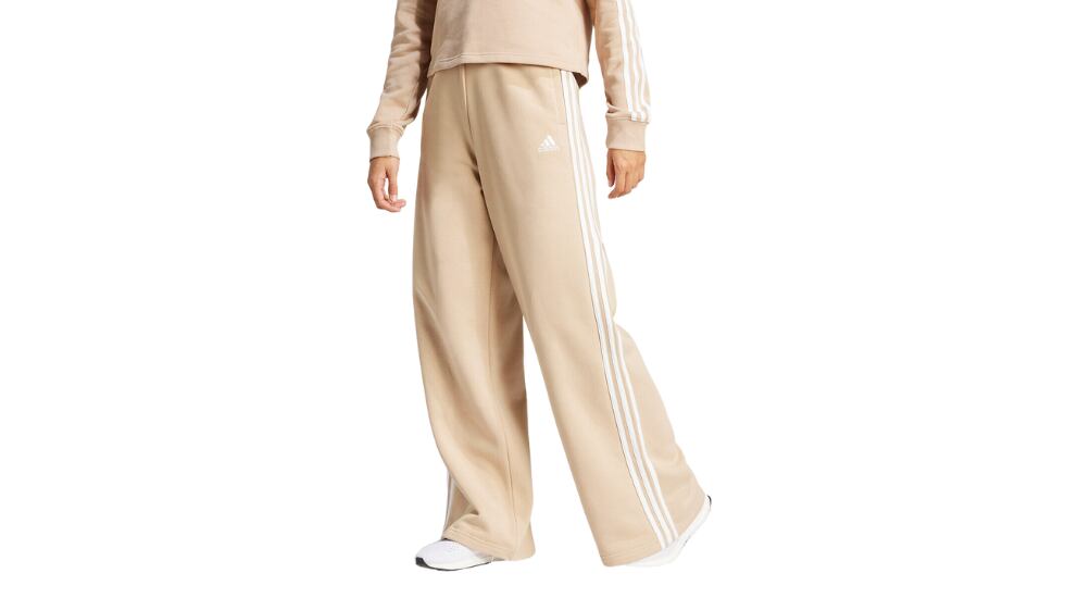 Pantalón Adidas Essentials 3-Stripes, ancho y beige, estilo wide leg.