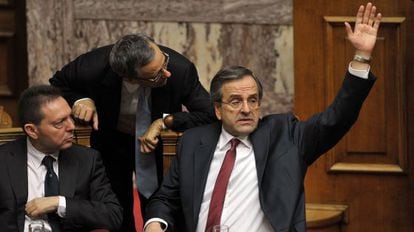 Samaras vota a favor de aprobar los presupuestos.