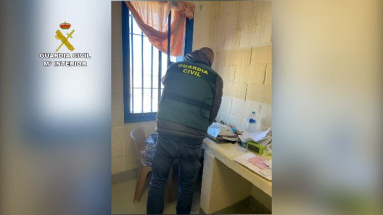 Un guardia civil registra la celda de uno de los presos acusados ​​de radicalizar a otros presos en una imagen cedida por la Guardia Civil.
