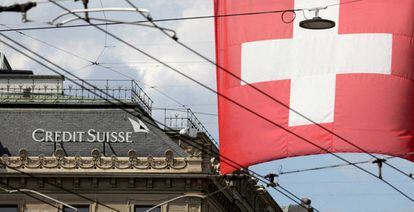 Bandera suiza junto a un edificio de Credit Suisse en Zurich.