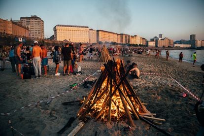 Como cada 23 de junio, vecinos de A Coruña se juntan en Riazor para celebrar la Noche de San Juan. 